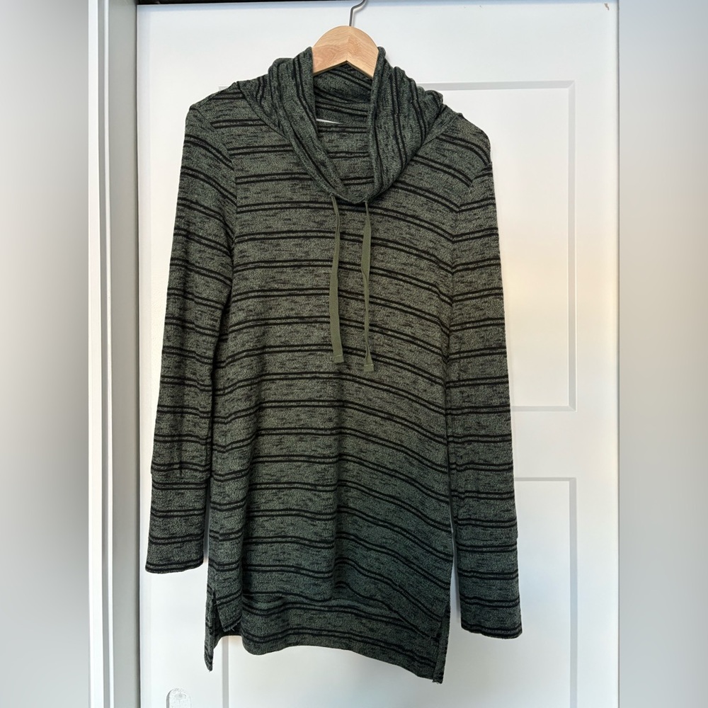 Olive + Oak Women’s Sweater Comfortable  Olive Green Loose Turtleneck Size S